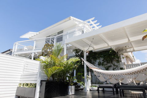 White Beach Cottage - The Perfect Beach Getaway - Sydneys Hotel 0