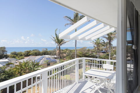 White Beach Cottage - The Perfect Beach Getaway - Sydneys Hotel 1