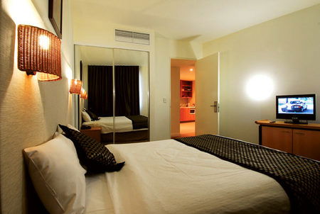 Golden Pebble Hotel - Sydneys Hotel 0
