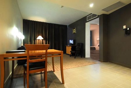 Golden Pebble Hotel - Sydneys Hotel 1