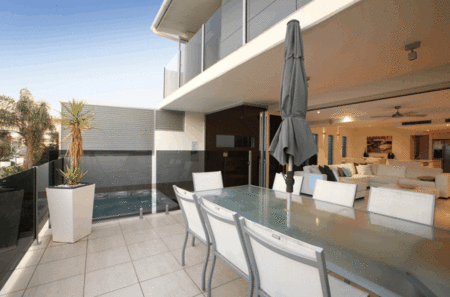Alex Beach House - Sydneys Hotel 1