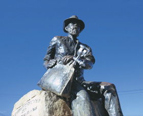 Paddy Hannans Statue - Sydneys Hotel 0