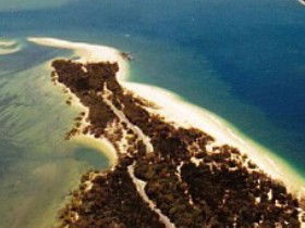 Inskip Peninsula Recreation Area - Sydneys Hotel 0