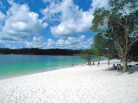 Lake McKenzie - Sydneys Hotel 0