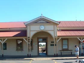 Maryborough Railway Station - Sydneys Hotel 0