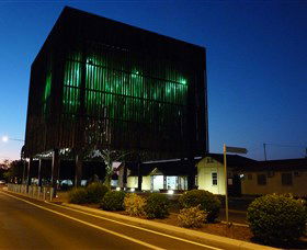 Tree Of Knowledge Memorial - Sydneys Hotel 0