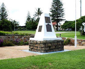 Dunwich War Memorial - Sydneys Hotel 0