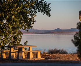 Fairbairn Dam, Lake Maraboon - Sydneys Hotel 0