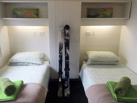 Elk At Falls - Sydneys Hotel 0