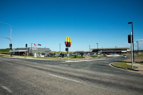 Bargara Central Shopping Village - Sydneys Hotel 1