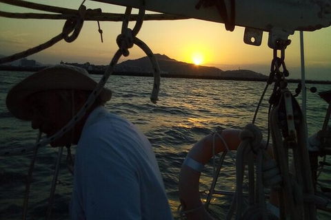 Townsville Lunchtime Sailing Cruise Boat Tour - Sydneys Hotel 7