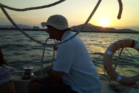 Townsville Lunchtime Sailing Cruise Boat Tour - Sydneys Hotel 3