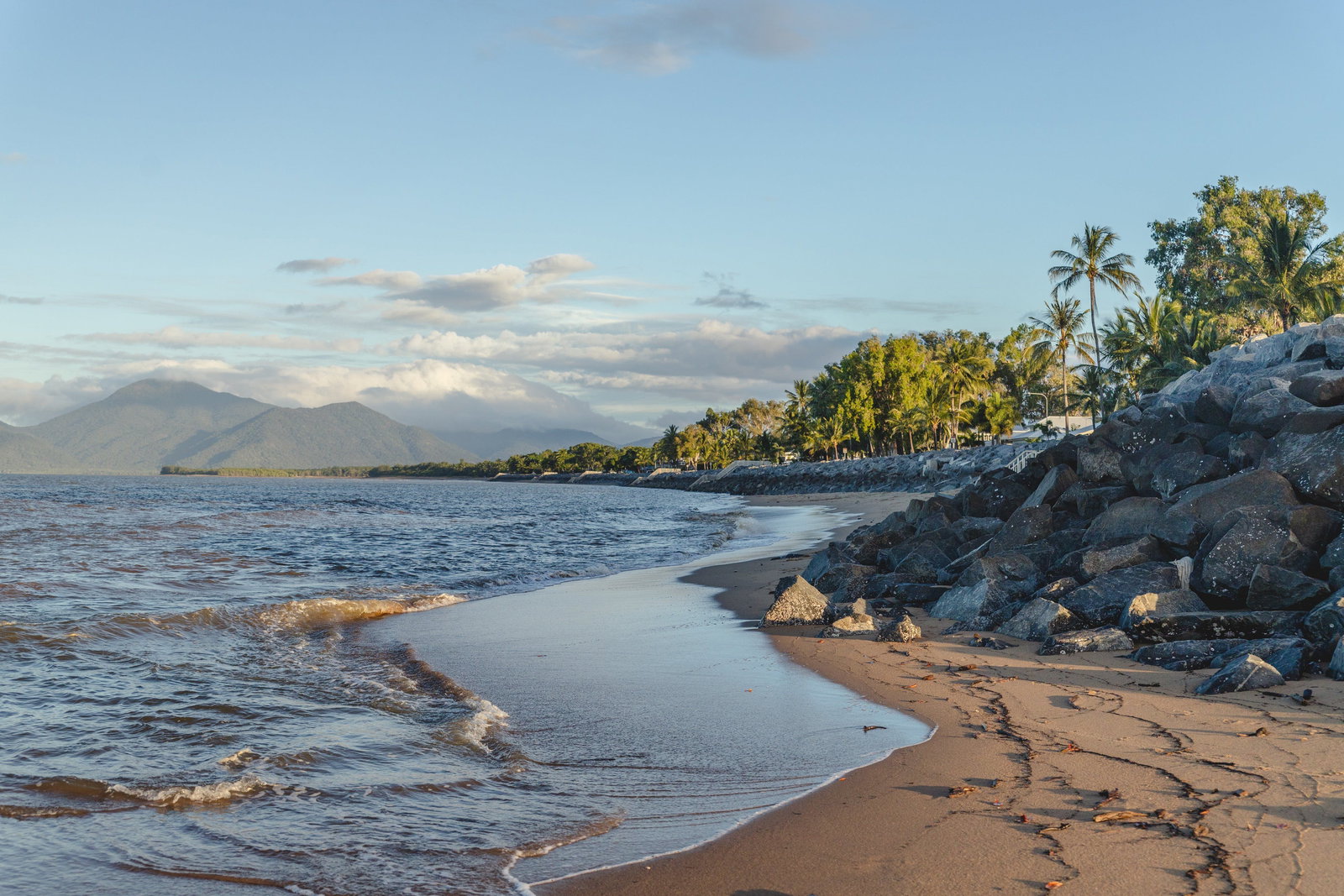 Machans Beach QLD Sydneys Hotel