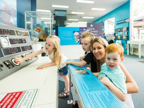 CSIRO Parkes Radio Telescope Visitor Centre - Sydneys Hotel 1