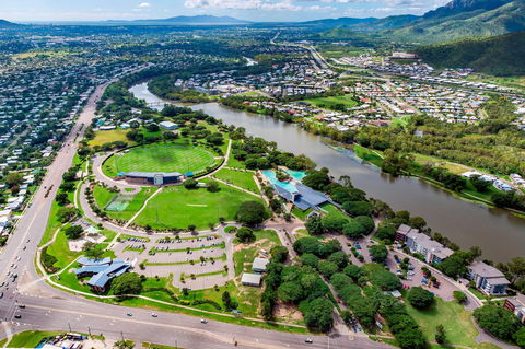Pioneer Park And Ross River - Sydneys Hotel 0
