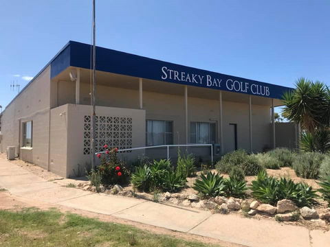 Streaky Bay Golf Club - Sydneys Hotel 0