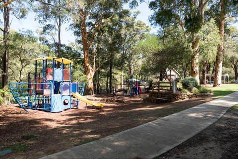 Vasse River And Rotary Park - Sydneys Hotel 0