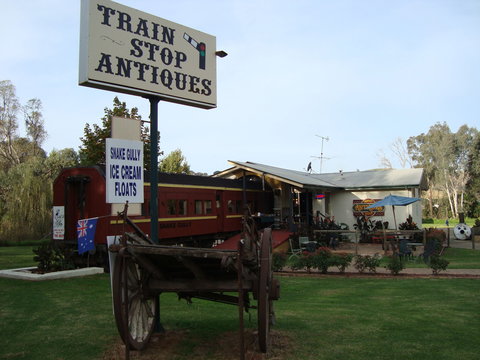Train Stop Antiques - Sydneys Hotel 0