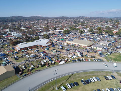 Wagga Swap Meet Run By  Classic And Historic Automobile Club Of Australia - Wagga Wagga Region - Sydneys Hotel 0