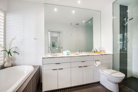 Ultra Broadbeach - Sydneys Hotel 4