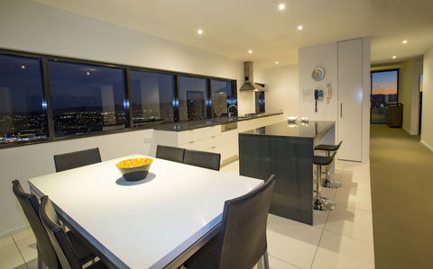 Ultra Broadbeach - Sydneys Hotel 5