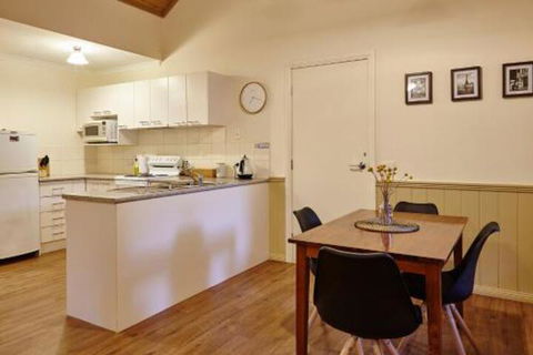 Alpine Valley Cottages - Sydneys Hotel 3