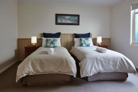 Alpine Valley Cottages - Sydneys Hotel 4