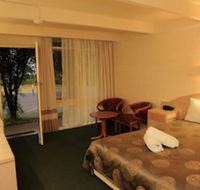 Absolute Lakes Entrance - Sydneys Hotel