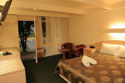 Absolute Lakes Entrance - Sydneys Hotel 0