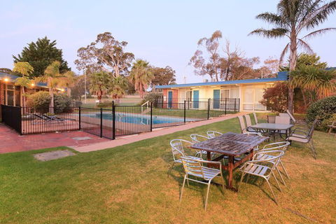 Absolute Lakes Entrance - Sydneys Hotel 4