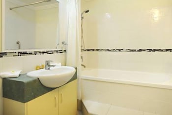 At Whitsunday Vista Holiday Apartments - Sydneys Hotel 3