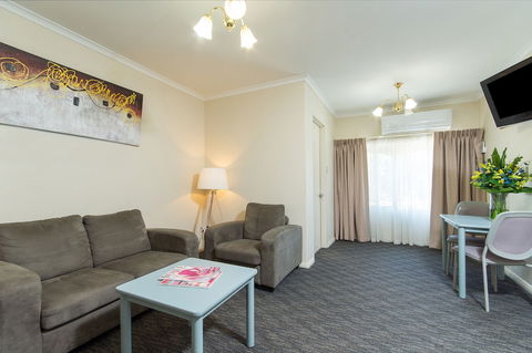 Adelaide Royal Coach - Sydneys Hotel 6