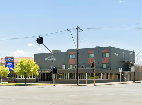 Adelaide Royal Coach - Sydneys Hotel 0