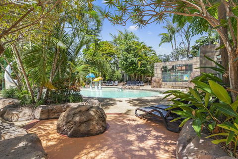Ashmore Palms Holiday Village - Sydneys Hotel 2