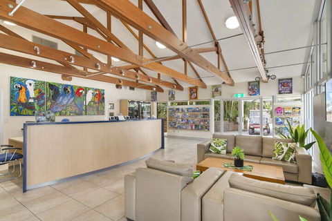 Ashmore Palms Holiday Village - Sydneys Hotel 7