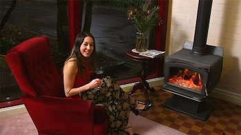  Sydneys Hotel