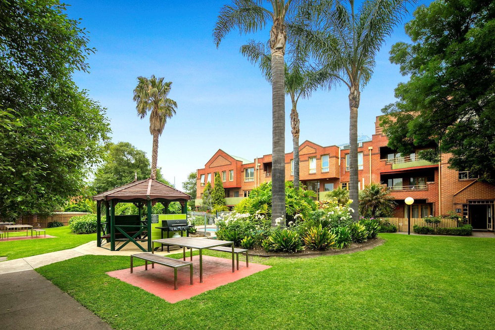 Sydneys Hotel