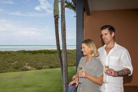 Moonlight Bay Suites - Sydneys Hotel 1