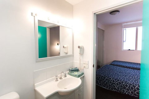 Hobart Central YHA - Sydneys Hotel 5