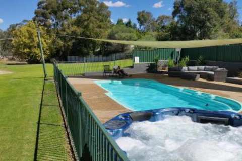 Early Settlers Motel Tocumwal - Sydneys Hotel 0