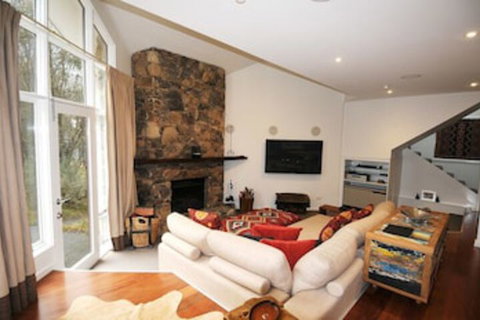 Treehouse - Sydneys Hotel 0