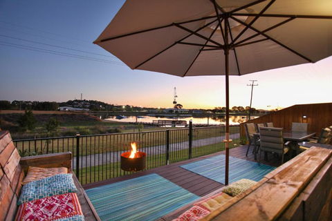 Lakeside Deck House - Sydneys Hotel 1