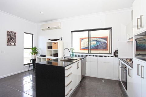 Lakeside Deck House - Sydneys Hotel 4