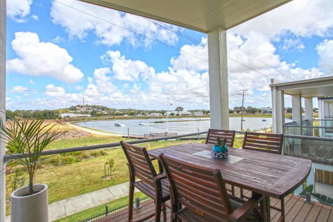 Lakeside Deck House - Sydneys Hotel 5