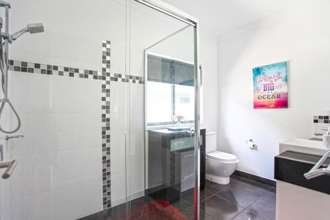 Lakeside Deck House - Sydneys Hotel 2