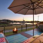Lakeside Deck House - Sydneys Hotel 0