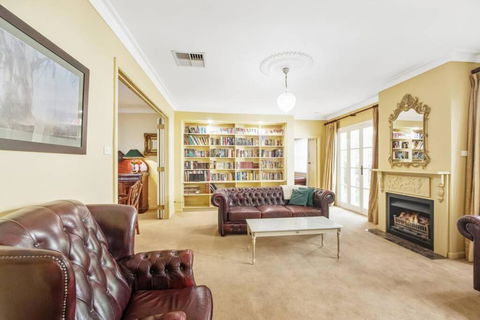 Ayr House Echuca Holiday Homes - Sydneys Hotel 2