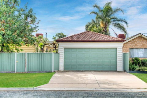Ayr House Echuca Holiday Homes - Sydneys Hotel 5
