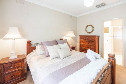 Ayr House Echuca Holiday Homes - Sydneys Hotel 3
