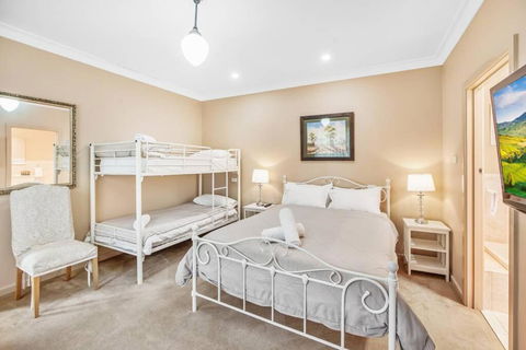 Ayr House Echuca Holiday Homes - Sydneys Hotel 6